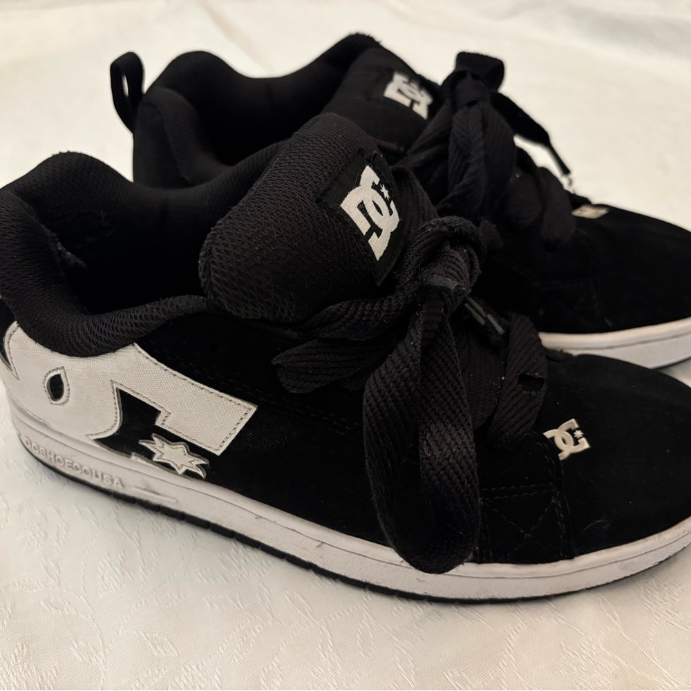 Black and white DC shoes